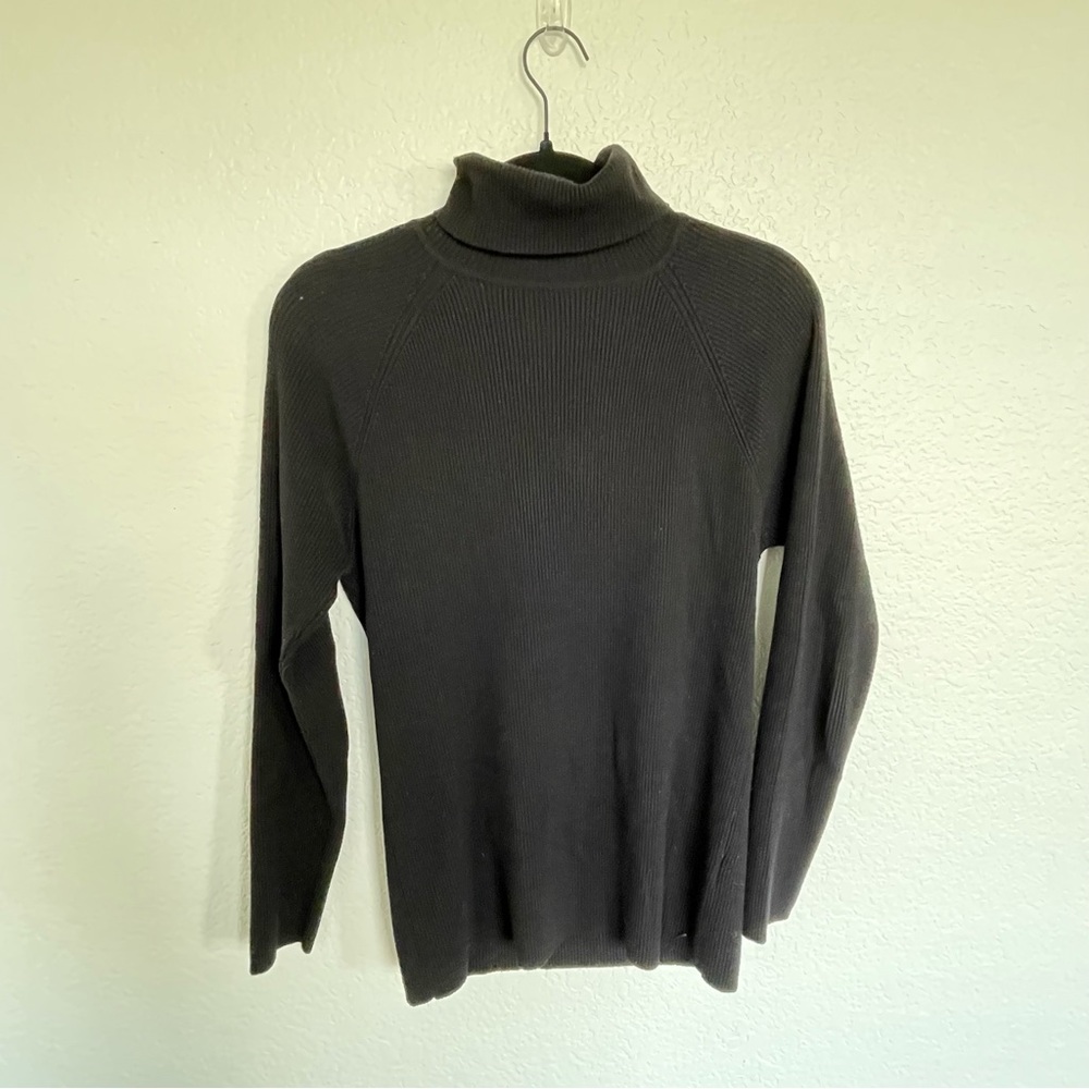 525 America Turtleneck Sweater in Black